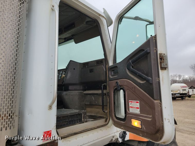 image for item OH9464 2001 International 5500i ready mix truck