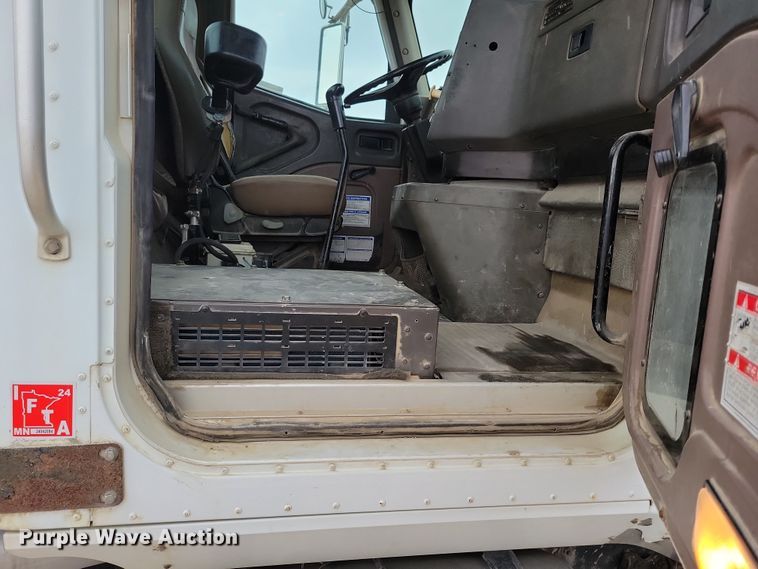 image for item OH9464 2001 International 5500i ready mix truck