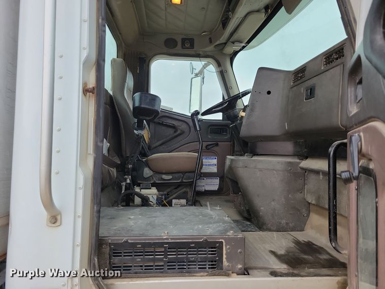 image for item OH9464 2001 International 5500i ready mix truck