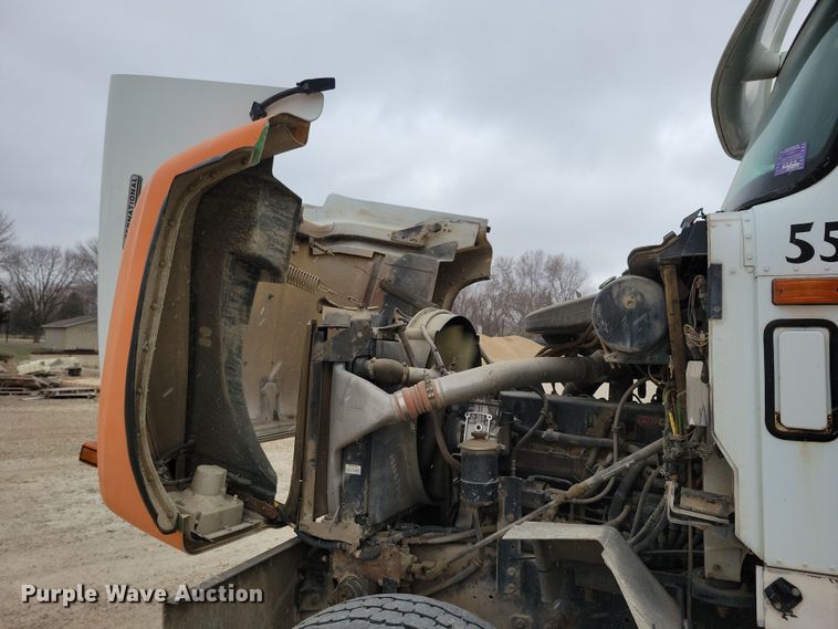 image for item OH9464 2001 International 5500i ready mix truck