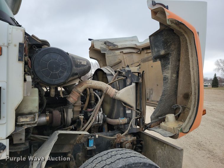 image for item OH9464 2001 International 5500i ready mix truck