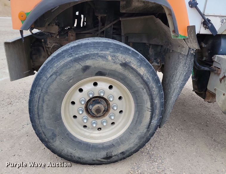 image for item OH9464 2001 International 5500i ready mix truck