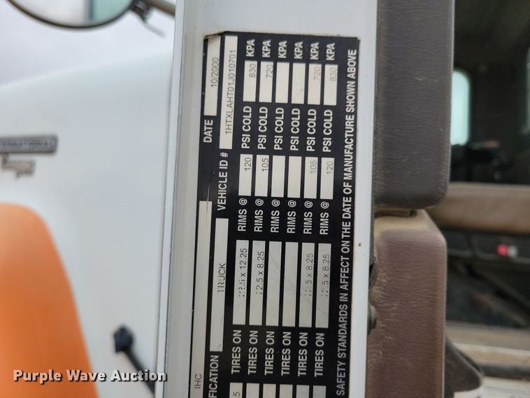 image for item OH9464 2001 International 5500i ready mix truck