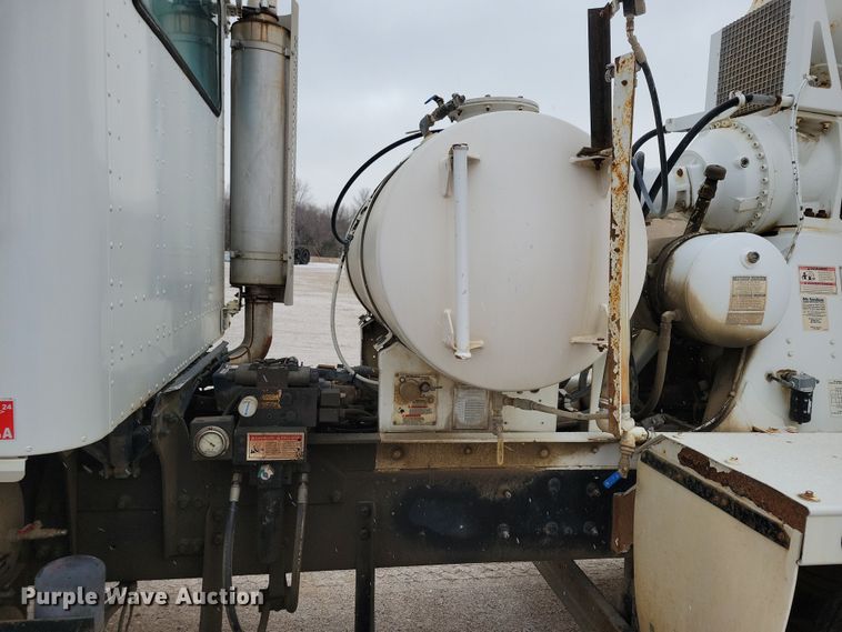 image for item OH9465 2004 International 5500i ready mix truck