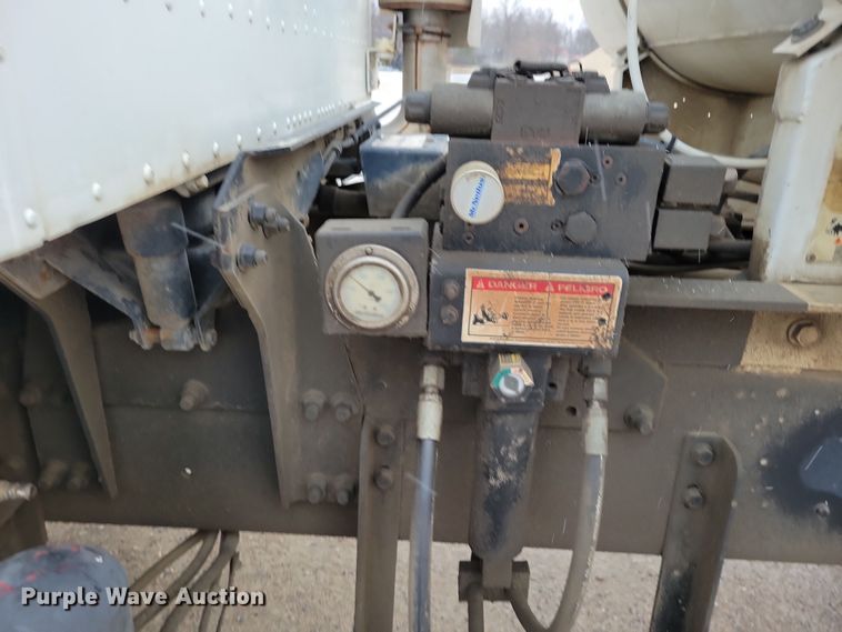 image for item OH9465 2004 International 5500i ready mix truck