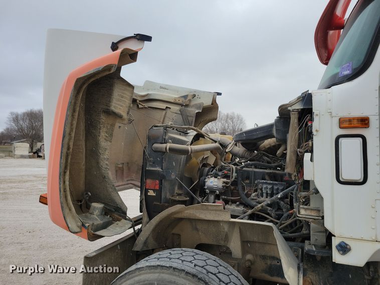 image for item OH9465 2004 International 5500i ready mix truck