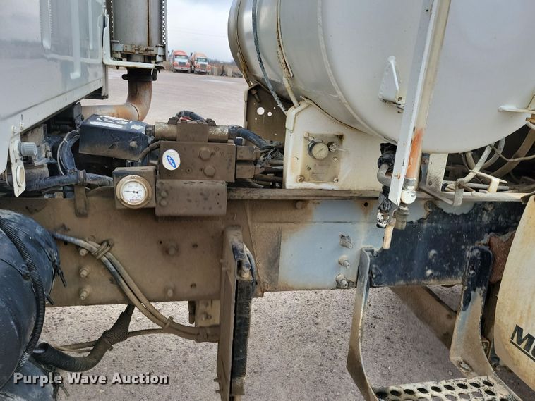 image for item OH9466 2002 Sterling L9500  ready mix truck