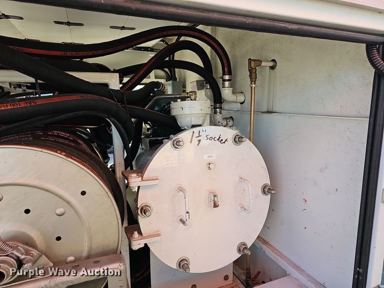 image for item OJ9215 Sauber Trailer 1594 Oil filtration trailer