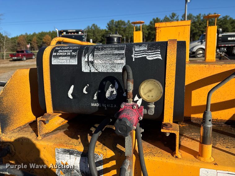 image for item OK9405 2006 LeeBoy L500 tack distributer trailer