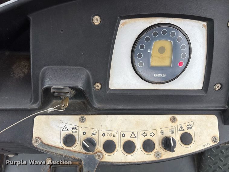 image for item OK9432 Bomag BW211PD-40 single drum roller