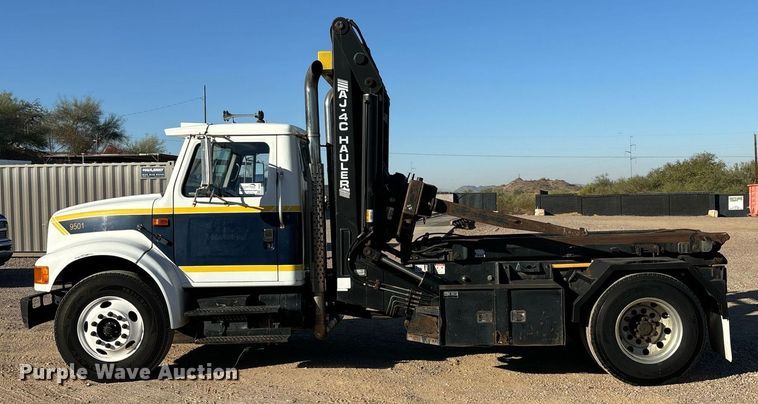 image for item DH8643 1995 International 4900 container handler truck