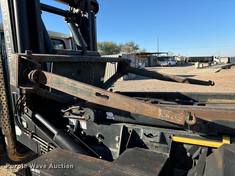 image for item DH8643 1995 International 4900 container handler truck