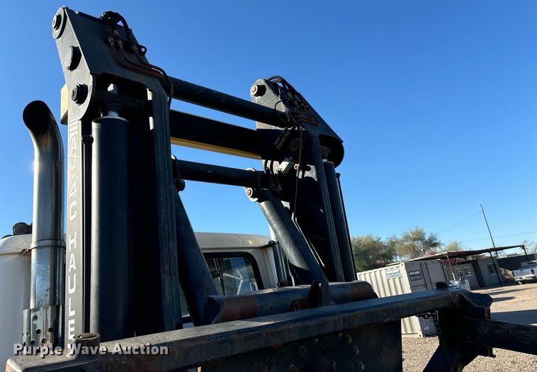 image for item DH8643 1995 International 4900 container handler truck