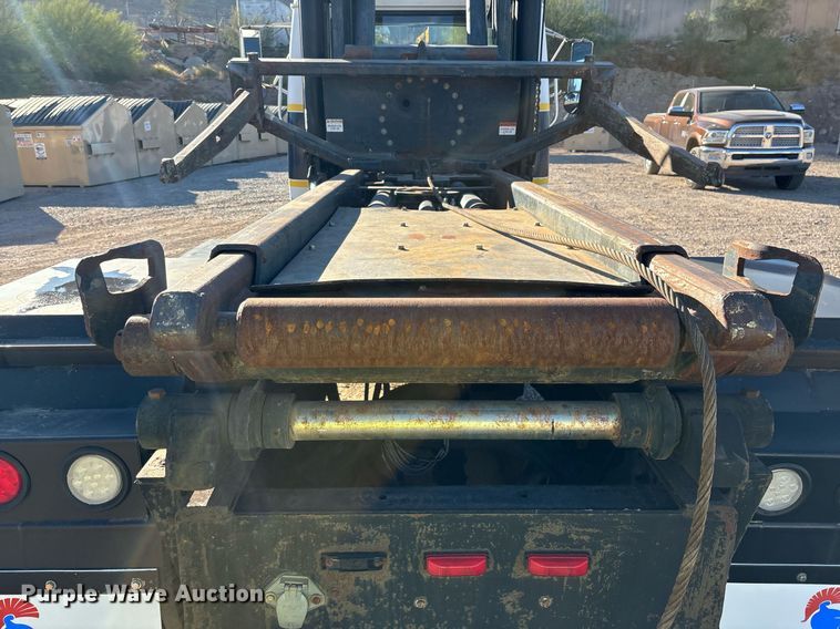 image for item DH8643 1995 International 4900 container handler truck