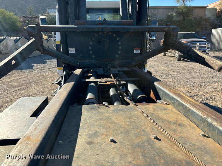 image for item DH8643 1995 International 4900 container handler truck