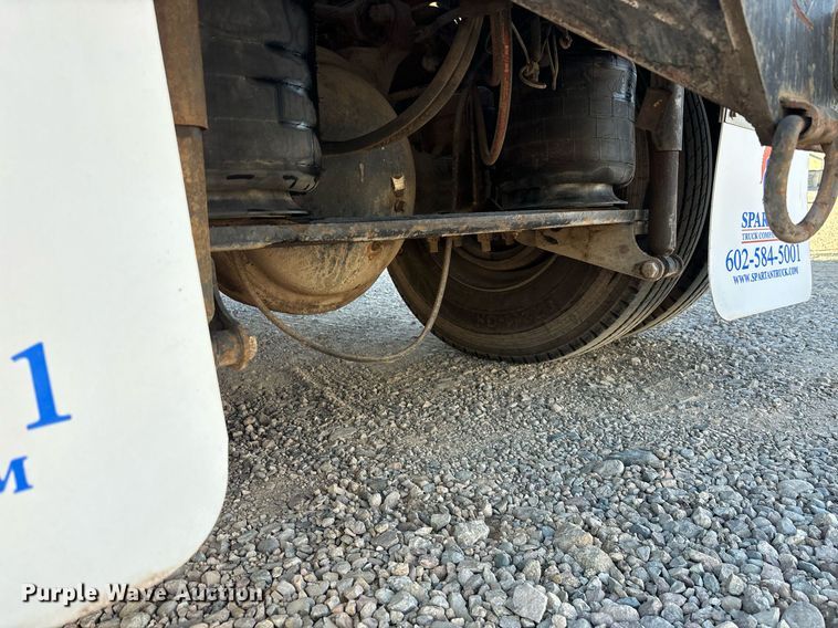 image for item DH8643 1995 International 4900 container handler truck