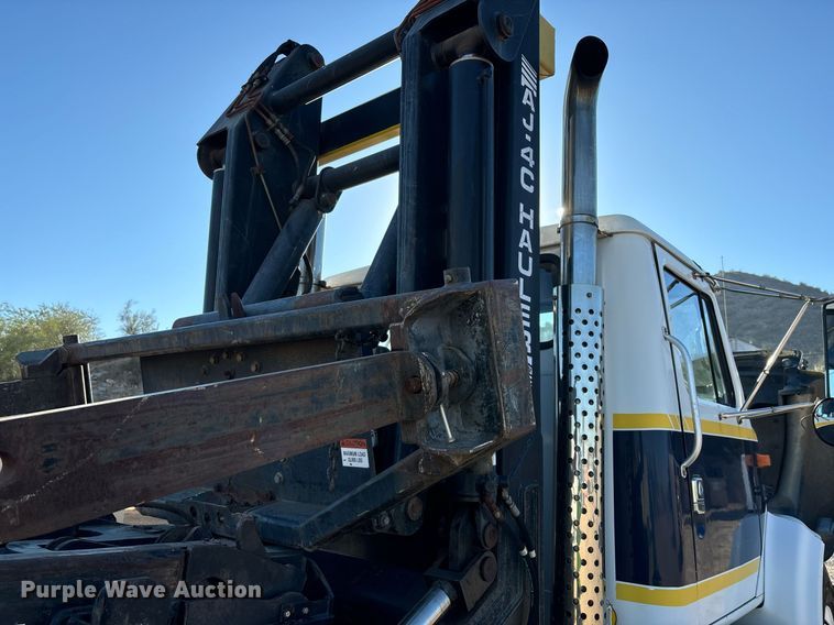 image for item DH8643 1995 International 4900 container handler truck