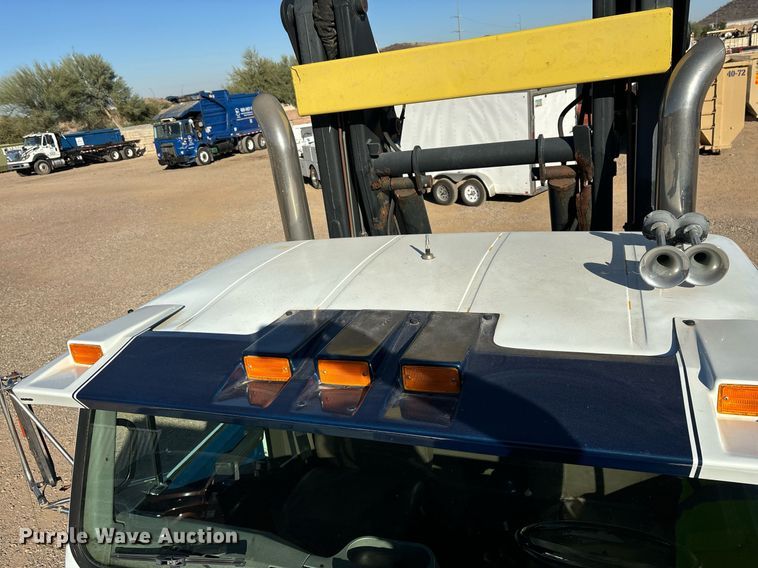 image for item DH8643 1995 International 4900 container handler truck