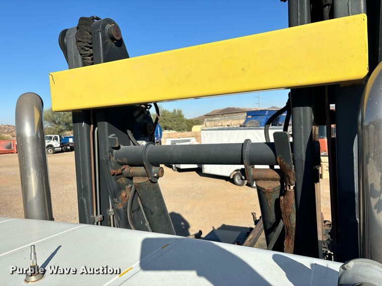 image for item DH8643 1995 International 4900 container handler truck