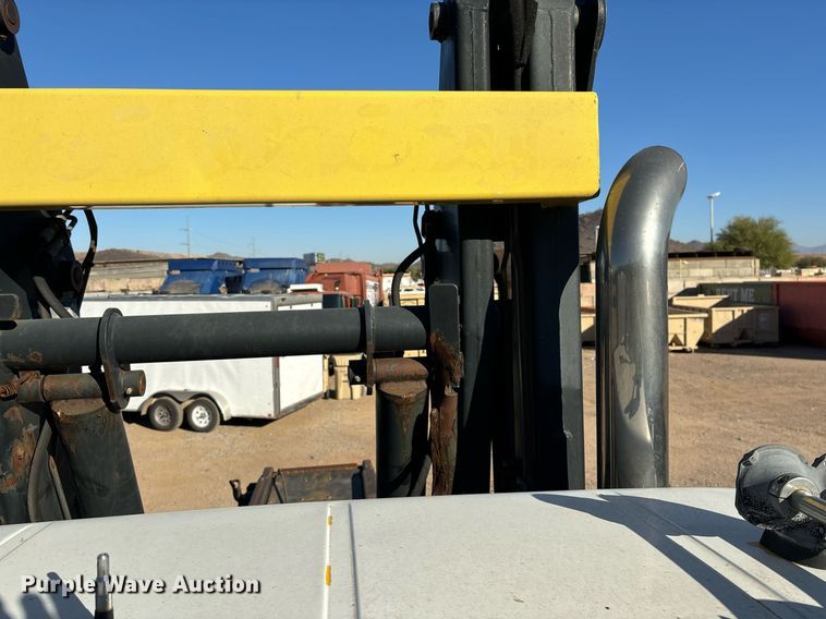 image for item DH8643 1995 International 4900 container handler truck