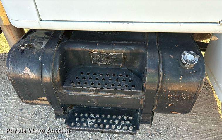 image for item DH8643 1995 International 4900 container handler truck