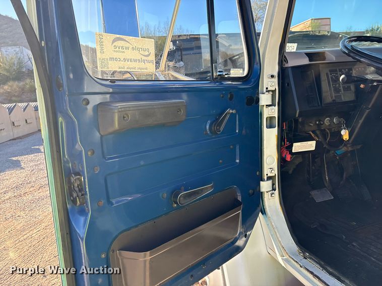 image for item DH8643 1995 International 4900 container handler truck