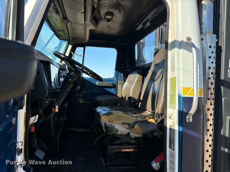 image for item DH8643 1995 International 4900 container handler truck