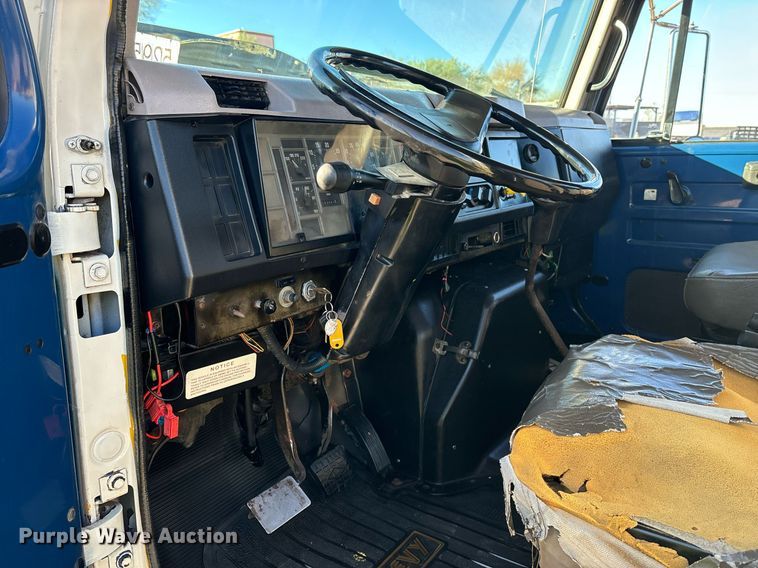 image for item DH8643 1995 International 4900 container handler truck