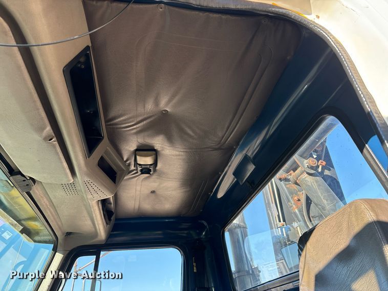 image for item DH8643 1995 International 4900 container handler truck