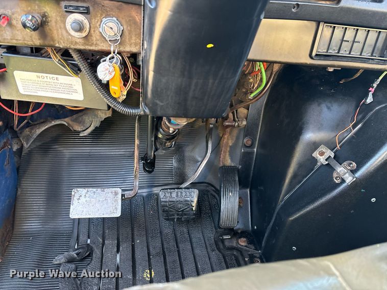 image for item DH8643 1995 International 4900 container handler truck