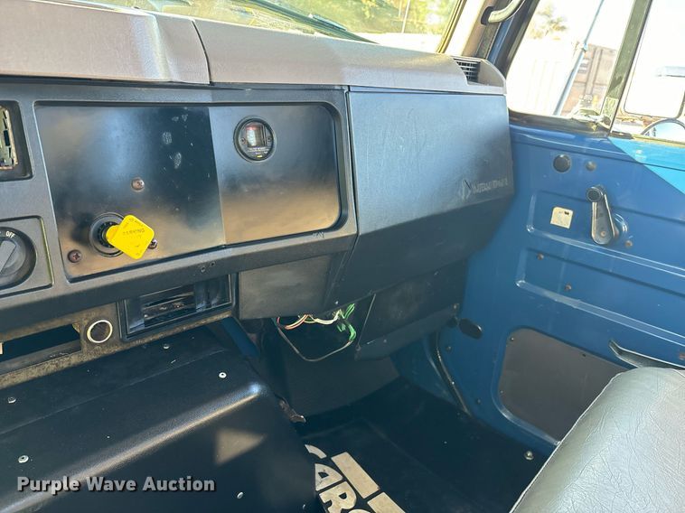 image for item DH8643 1995 International 4900 container handler truck