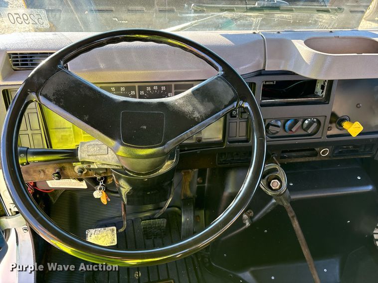 image for item DH8643 1995 International 4900 container handler truck