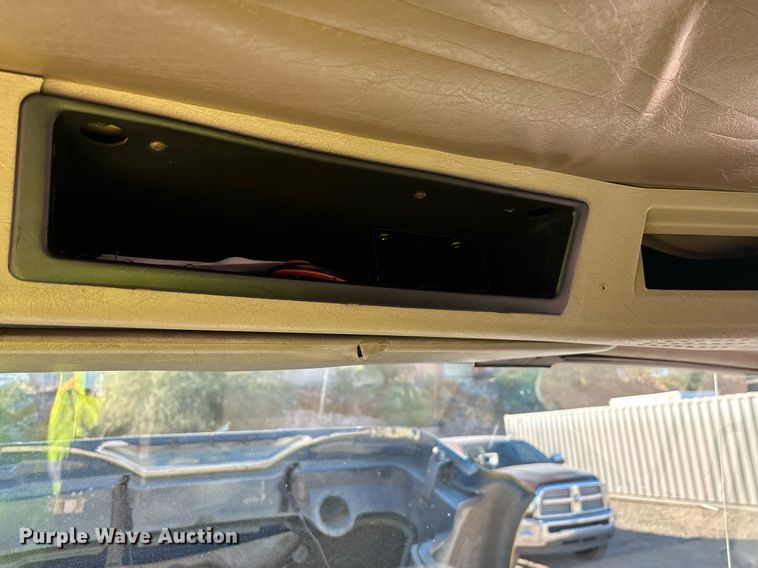 image for item DH8643 1995 International 4900 container handler truck