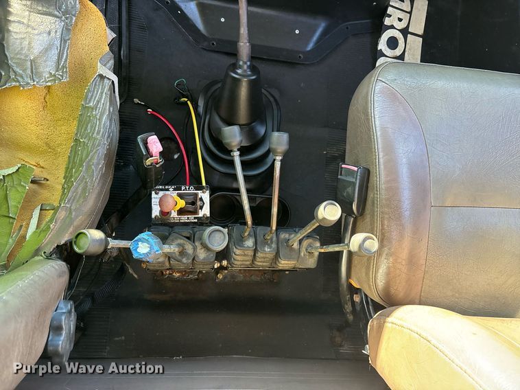 image for item DH8643 1995 International 4900 container handler truck