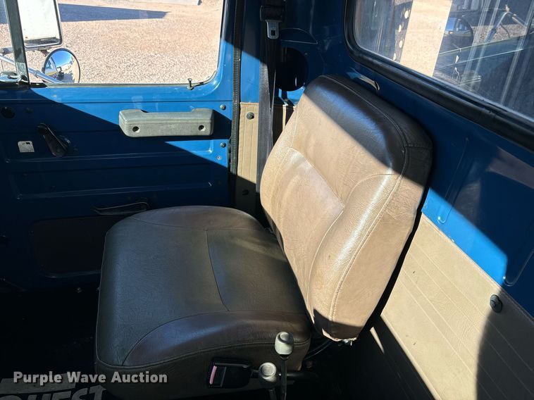 image for item DH8643 1995 International 4900 container handler truck