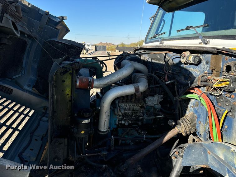 image for item DH8643 1995 International 4900 container handler truck