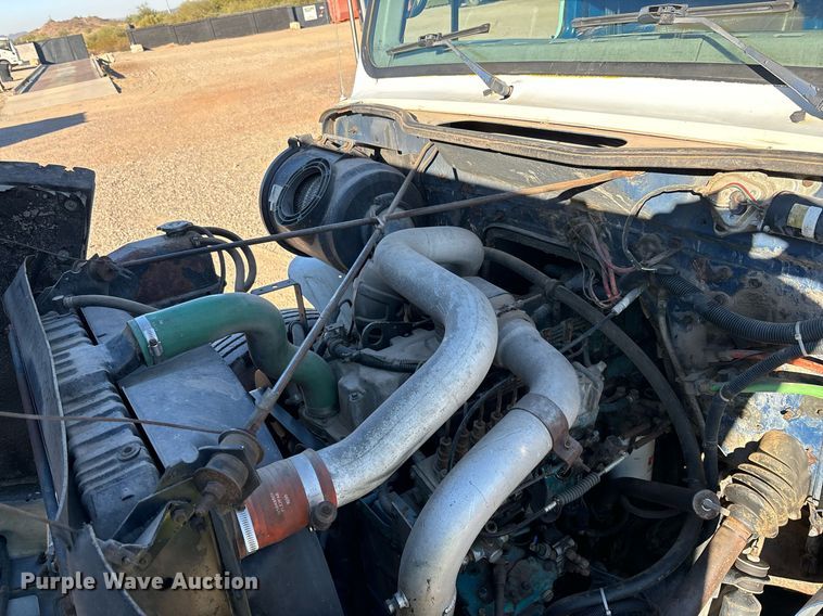 image for item DH8643 1995 International 4900 container handler truck