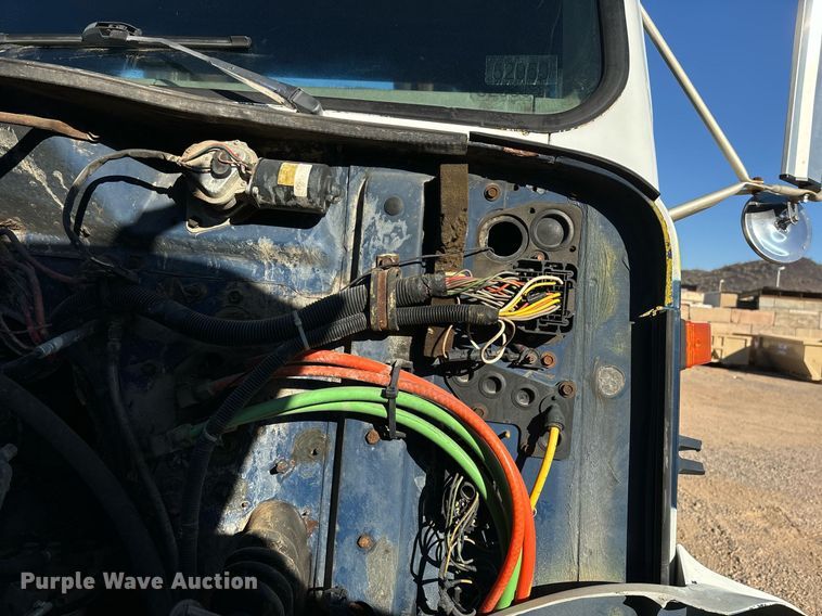 image for item DH8643 1995 International 4900 container handler truck