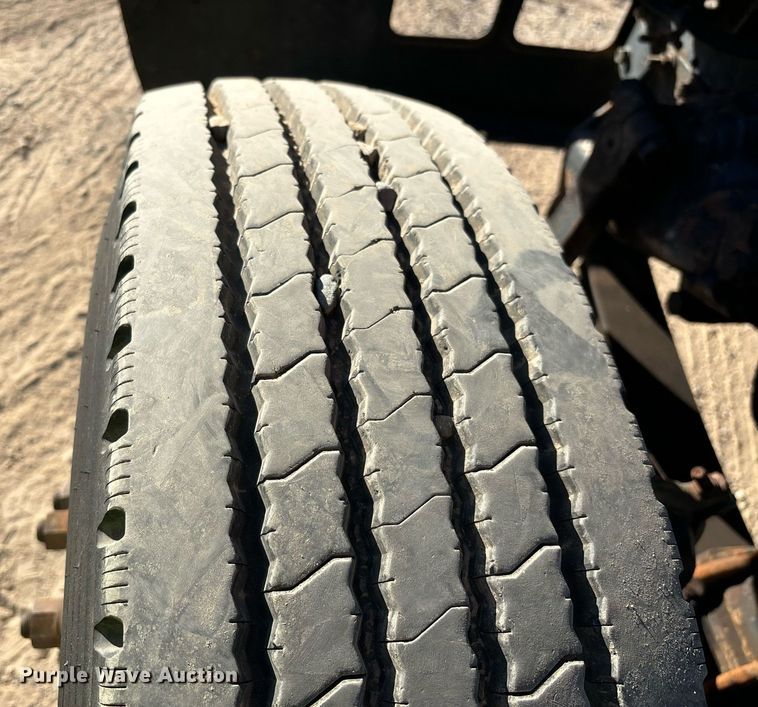 image for item DH8643 1995 International 4900 container handler truck