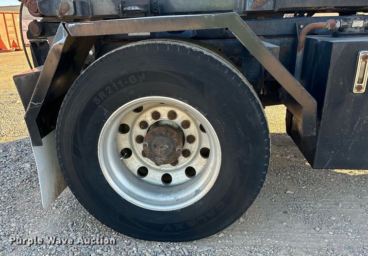 image for item DH8643 1995 International 4900 container handler truck