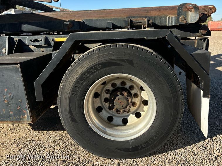 image for item DH8643 1995 International 4900 container handler truck