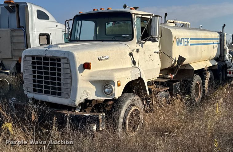 image for item DJ9746 1982 Ford L8000 water truck