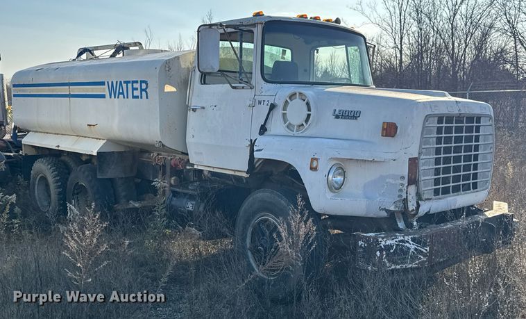 image for item DJ9746 1982 Ford L8000 water truck