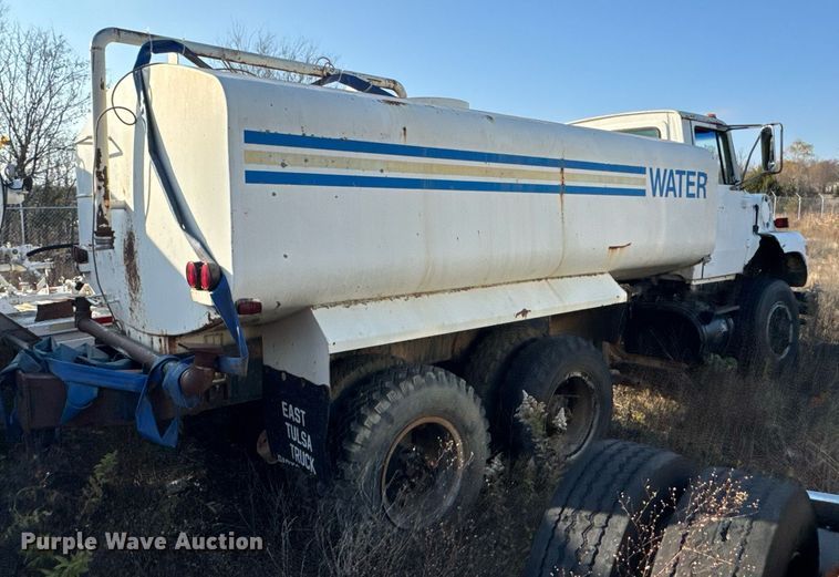 image for item DJ9746 1982 Ford L8000 water truck