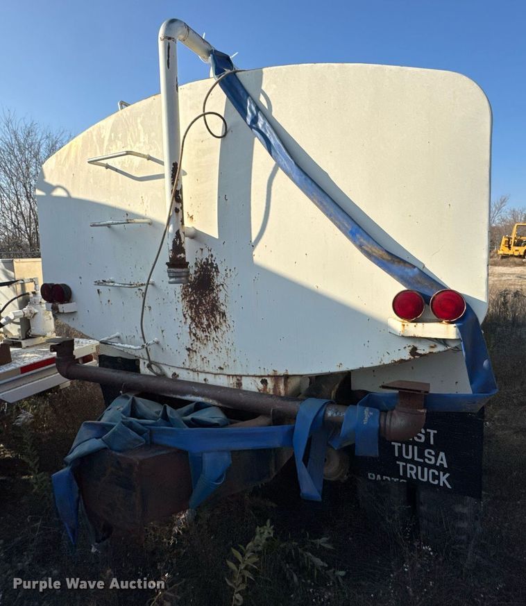 image for item DJ9746 1982 Ford L8000 water truck