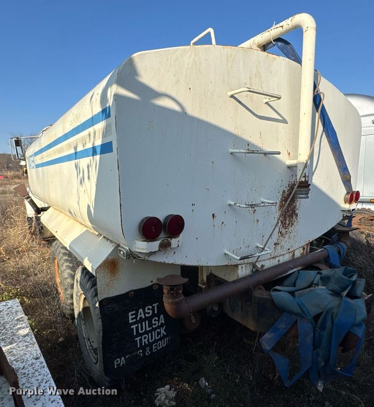 image for item DJ9746 1982 Ford L8000 water truck