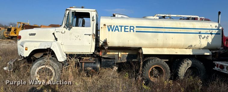 image for item DJ9746 1982 Ford L8000 water truck