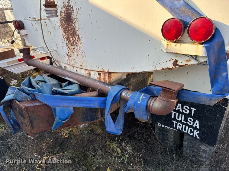 image for item DJ9746 1982 Ford L8000 water truck