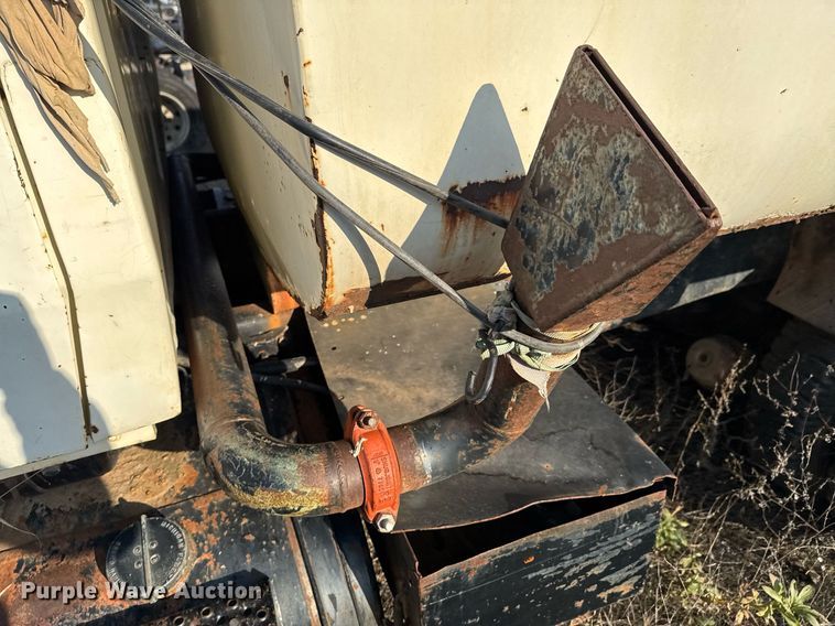 image for item DJ9746 1982 Ford L8000 water truck