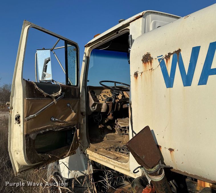 image for item DJ9746 1982 Ford L8000 water truck